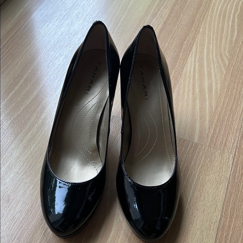 Tahari Black Heels - Carol Round Toe Platform Heels size 6M